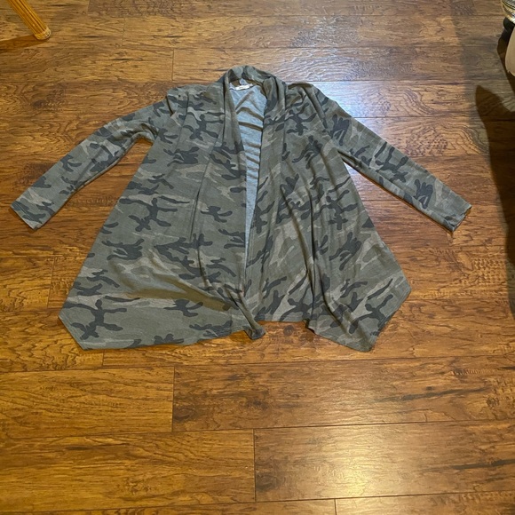 12 Pm by Monday Ami 3/4 sleeve Camo Cardigan - Picture 1 of 5